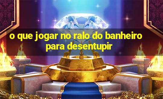 o que jogar no ralo do banheiro para desentupir