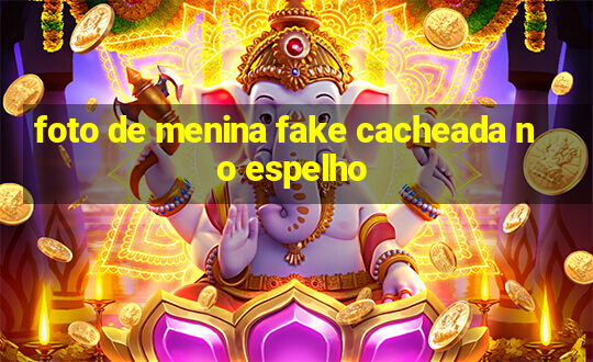 foto de menina fake cacheada no espelho