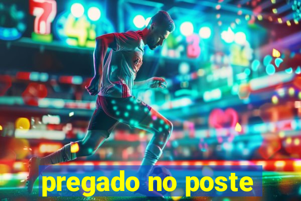 pregado no poste